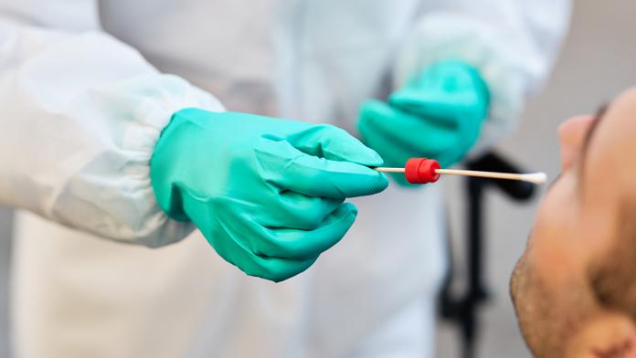 První obchodní řetězec v Česku zavedl prodej testů na koronavirus