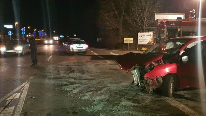 Po srážce skončilo jedno z aut ve zdi budovy, dva lidé jsou zranění