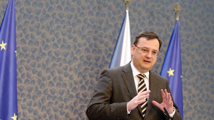 Nečasův kabinet stopnul změny v přesčasech hasičů a policistů