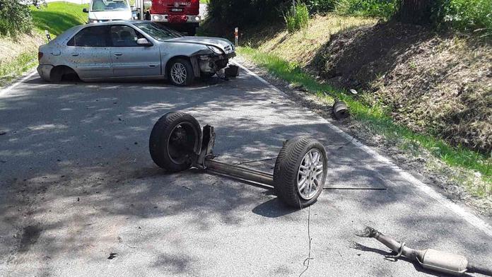 Řidič urval nápravu a výfuk. Vrak nechal stát a šel si koupit pivo
