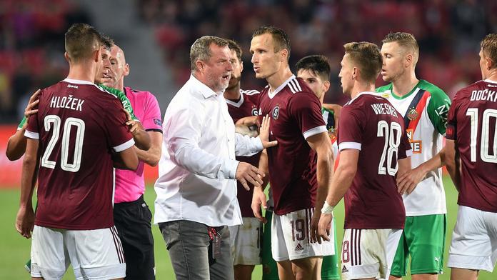Pavel Vrba uprostřed strkanice