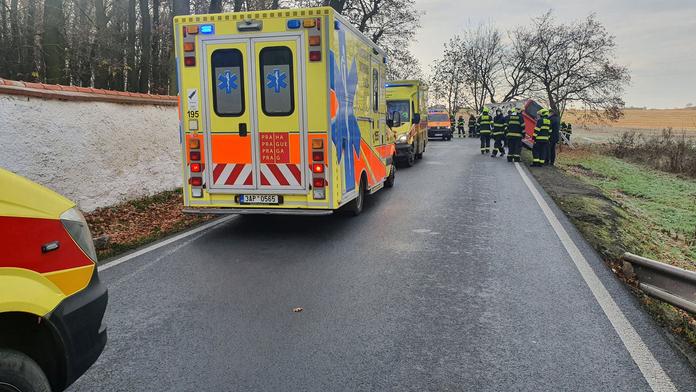 Srážka osobáku s autobusem v Praze. Zasahuje i speciální vůz záchranářů