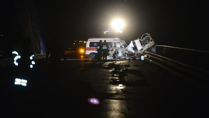 U Štěchovic zemřel řidič oktávie po střetu se sanitkou, motor škodovky letěl přes sto metrů