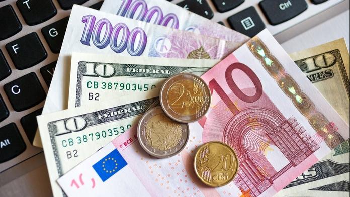 Koruna výrazně posiluje! K euru je nejsilnější za posledních 10 let