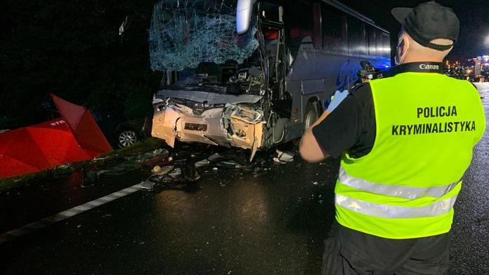 Autobus při srážce v Polsku rozdrtil dodávku, zemřelo 9 lidí