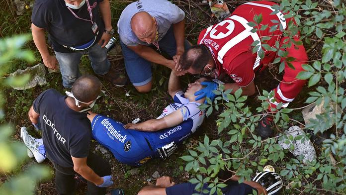 Cyklistický talent při závodě spadl z mostu. Tým oznámil, jak se mu daří