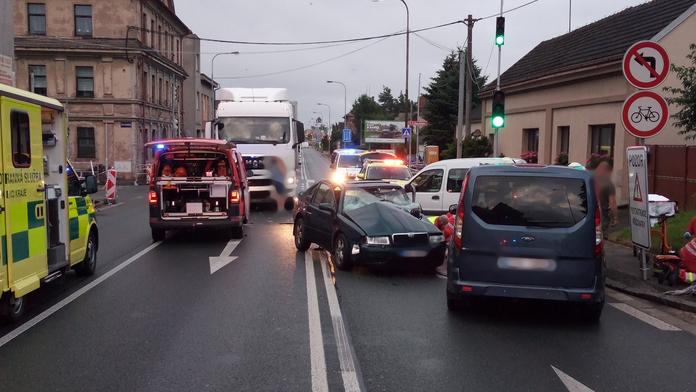 Kamion měl projet křižovatku v Hradci na červenou. Při srážce zemřel řidič