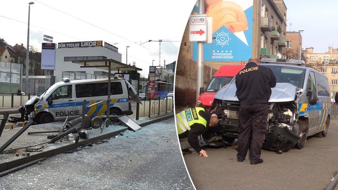 Policejní auto smetlo dvě ženy na zastávce tramvaje v Praze!