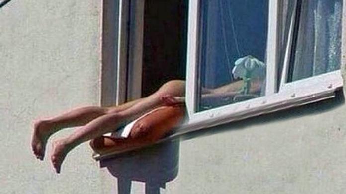 Slečna se opalovala nahá v okně, způsobila dopravní nehodu