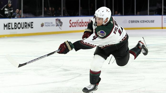 NHL řeší velký skandál. Hráč mohl přijít po ráně pukem o život. Kdo je na vině?