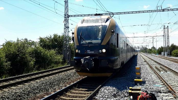 Vlak Leo Express narazil do návěstidla. Hasiči evakuovali 150 cestujících