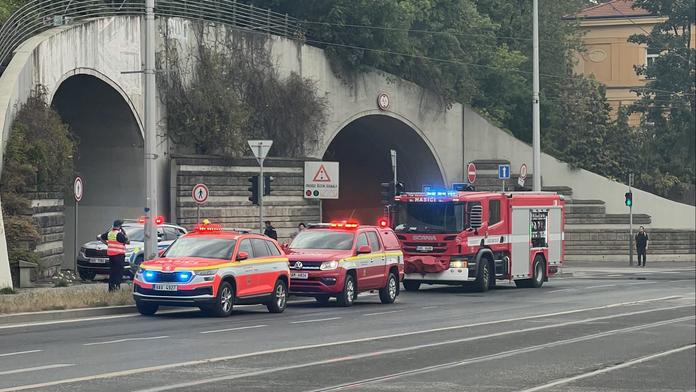 Hasiči u uzavřeného tunelu Mrázovka