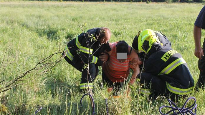 Žena při hledání pokladu uvízla v rašeliništi. Zachránili ji až hasiči
