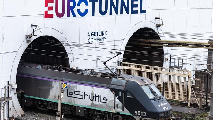 Před Eurotunelem se srazil autobus a nákladní vlak. Nejméně 19 zraněných