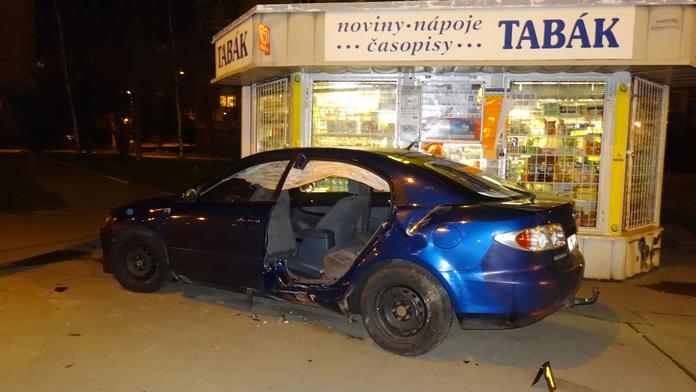 Mladík nezkrotil mazdu, rozbil ji o zábradlí a skončil na zastávce