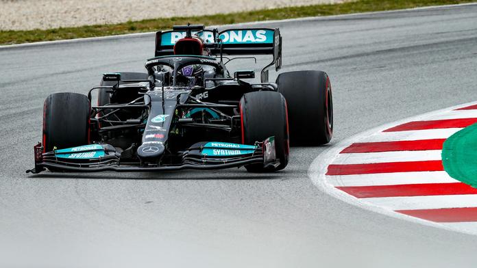 Hamilton v dramatickém závěru ovládl Velkou cenu Španělska