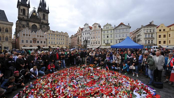 HOŠI, DĚKUJEM! Lidé se loučí s hrdiny. Zapalují svíčky na náměstí...