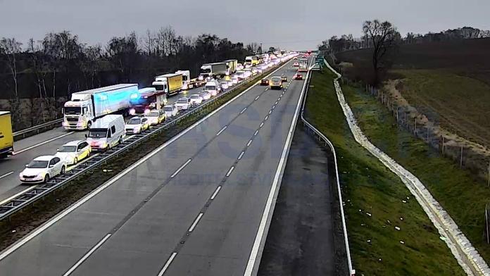 Dálnici D1 zablokovala hromadná nehoda! Vytvořila se dlouhá kolona