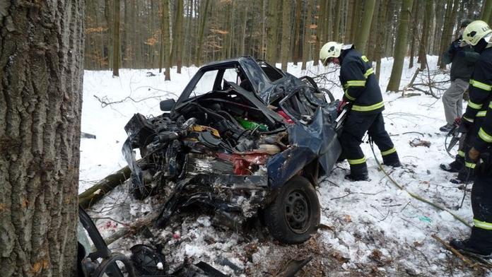 Řidič dostal epileptický záchvat. Napálil do stromu a těžce se zranil