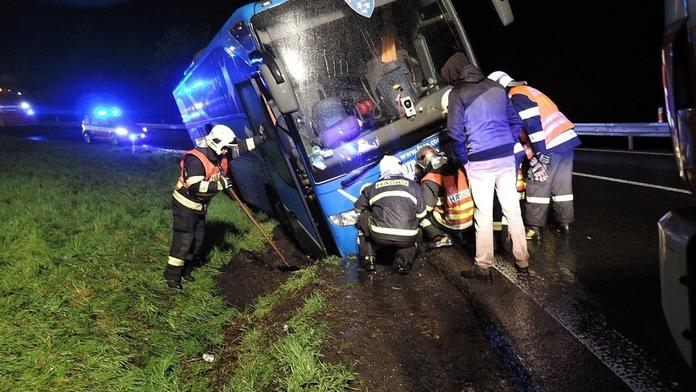 Autobus plný dětí sjel do příkopu, vyprostit ven je museli hasiči