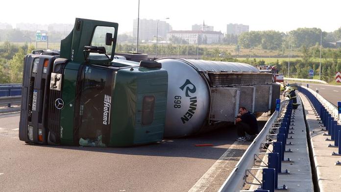 TRAGÉDIE: Převrátila se cisterna s asfaltem. Řidič na místě zemřel!