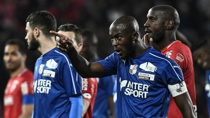 Revoluce v boji s rasismem: Duel v Ligue1 zastavili, výtržníka zatkli