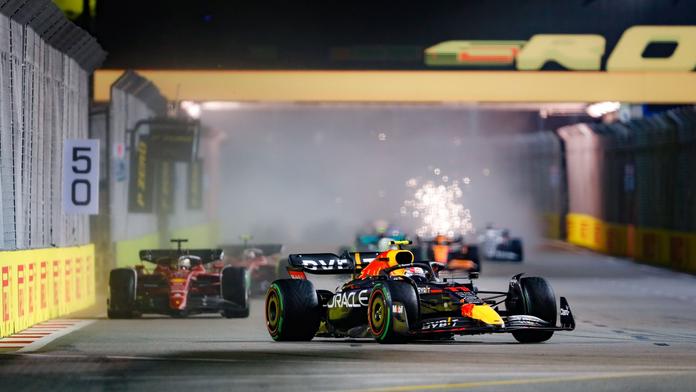 Verstappen v Singapuru na obhajobu nedosáhl. Red Bull přesto slaví vítězství
