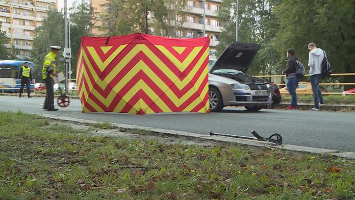Mladík smetl na přechodu babičku (89) a dítě, seniorka nepřežila