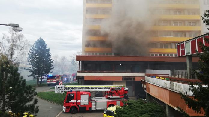 Požár panelového domu v Hradci Králové