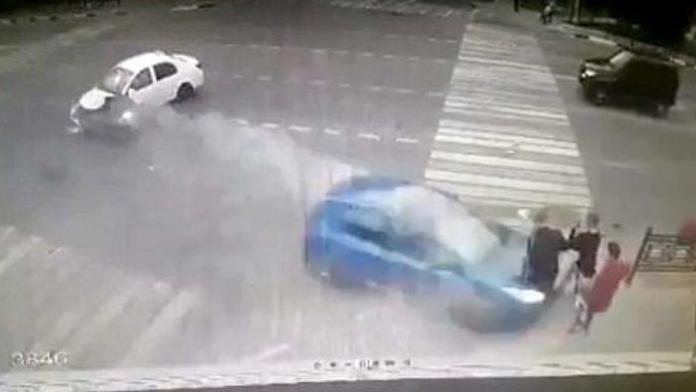 Studenti přežili svou smrt! Auto je srazilo, letěli vzduchem 10 metrů