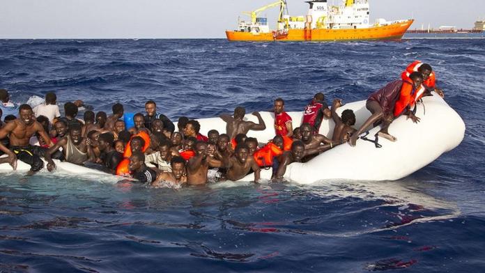 Z Lamanšského průlivu vylovili migranta. V neoprenu plaval do Británie