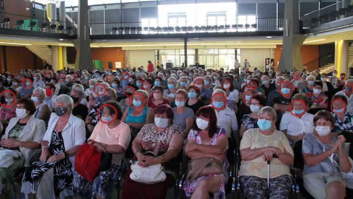 260 seniorů riskovalo na soutěži! V sále bez roušek, kraj dává ruce pryč
