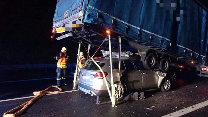 Řidič se podruhé narodil. Auto na D8 zapasoval pod přívěs, vylezl bez zranění