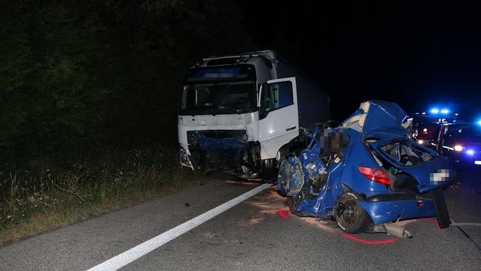 Řidič (†19) přejel do protisměru na rovině. Zemřel pod koly kamionu