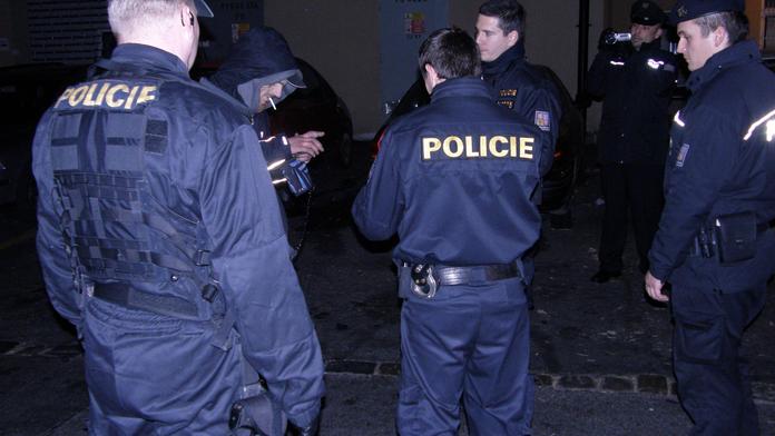 To je pako! Mladík si vymyslel únos, aby jej policisté odvezli domů