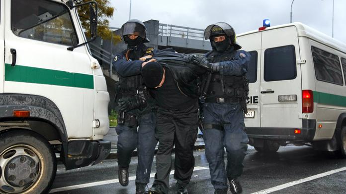 Zdrogovaný řidič najížděl při honičce s policií na chodce v parku