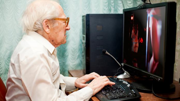 Muž (78) sledoval porno, manželka ho za to zbila paličkou na maso