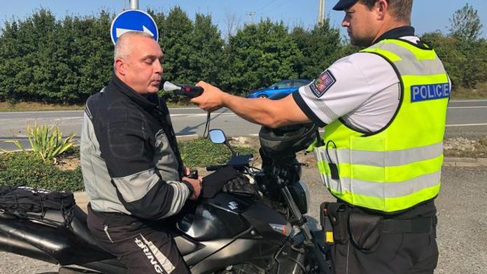 Kdo je horší na silnicích: Motorkáři nebo auta? Tady jsou čísla