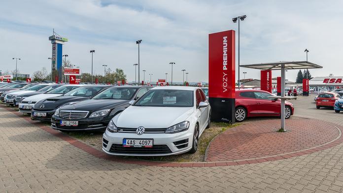 Zapomněli na nás, zlobí se autobazary. Žádají vládu o otevření prodejen