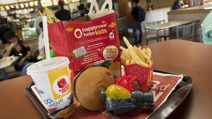 Prodavačka v McDonaldu napěchovávala Happy Meal heroinem!