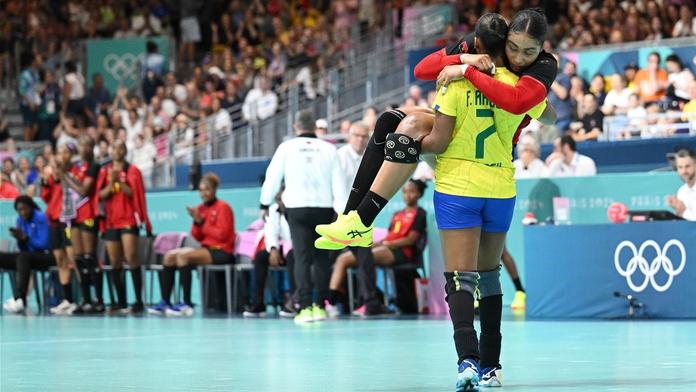 Krásné gesto v házené. Brazilka v náruči odnesla ze hřiště zraněnou soupeřku