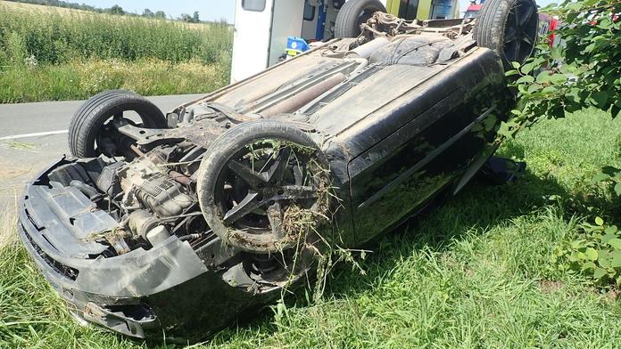 Vlak na Kroměřížsku narazil do stromu, o kus dál bourala i řidička