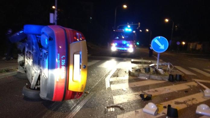 NOČNÍ PRAHA ve znamení nehod! Taxík skončil na boku, mladík s osobákem na střeše