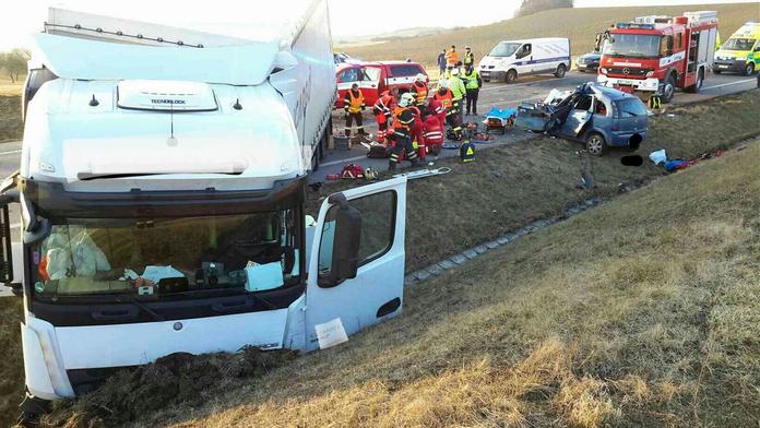 Řidička nepřežila čelní srážku s kamionem, vážně se zranily i děti