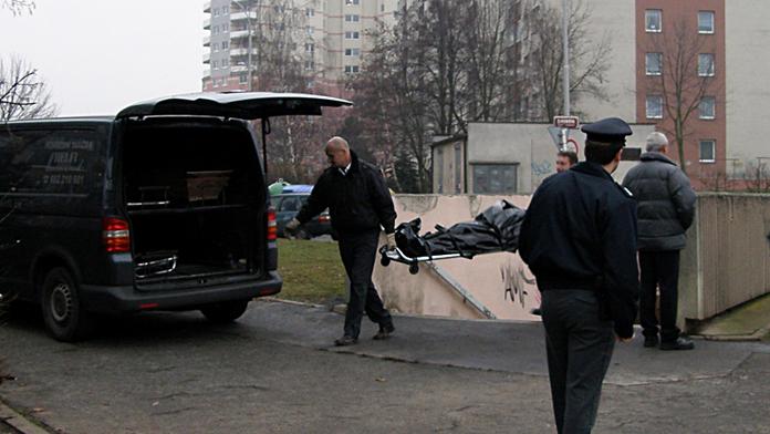 Skok z mostu a pod vlak. Tři sebevrazi si vzali život