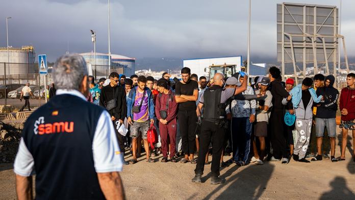 Další chaos v Ceutě. Tisíce migrantů se hnaly do tábora, policie střílela