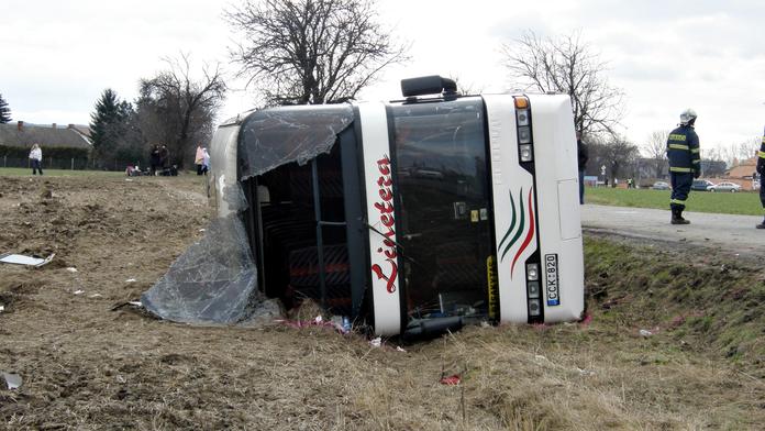 Na Sokolovsku se srazil autobus s autem, řidiče museli vystříhávat