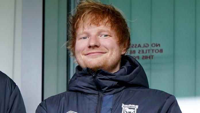 Ed Sheeran si koupil podíl ve fotbalovém klubu Ipswich Town