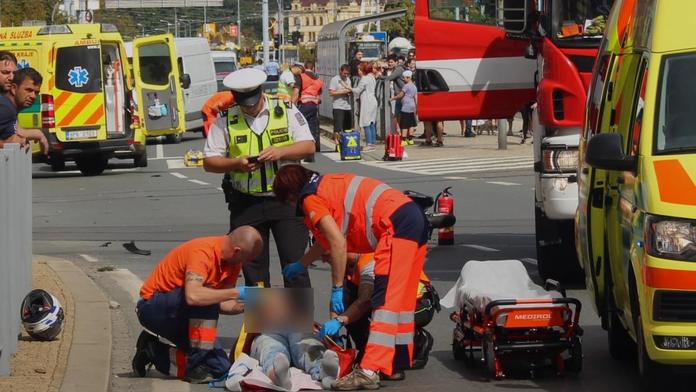 Vážná nehoda v Plzni: Motorkář srazil dívku, pak sám boural