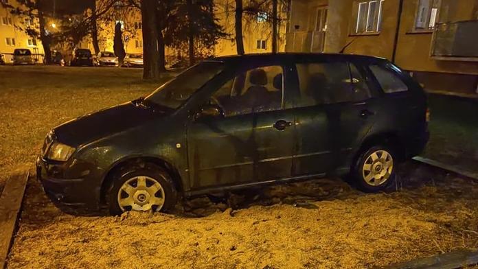 Žena zaparkovala na pískovišti před panelákem. Odejít jí dělalo problémy